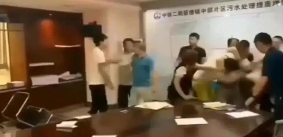 中鐵二局閥門投標(biāo)現(xiàn)場，報最低價者被“群揍”…咋回事？